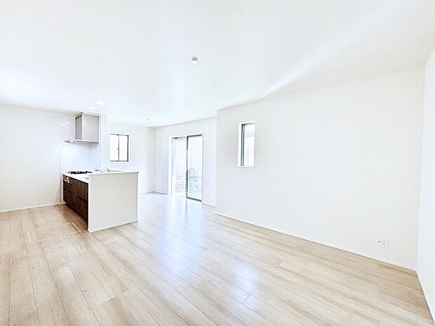 【ダイニング】日当たりの良いリビング。お気に入りのグリーンを飾れば更に心地よさがアップ！