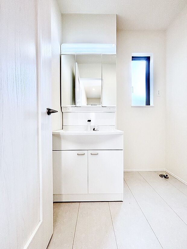 【洗面台・洗面所】大きく見やすい三面鏡で清潔感ある洗面台は、身だしなみチェックや肌のお手入れにおすすめです。