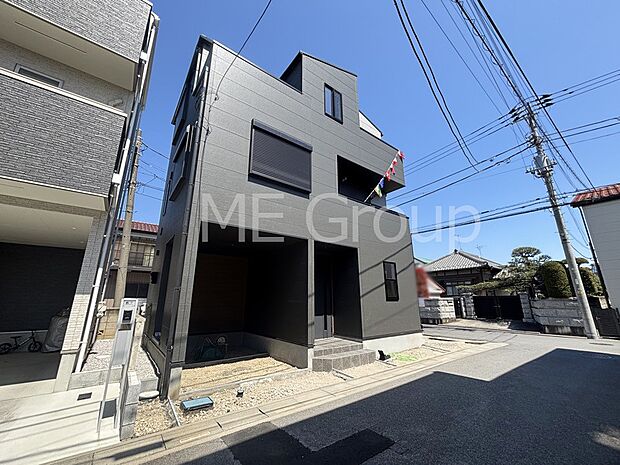 【現地外観写真】陽光と開放感に恵まれた角地を活かしたマイホーム！