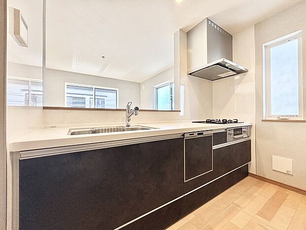 【ダイニングキッチン】料理をしながらでもご家族との会話を楽しめる対面キッチン