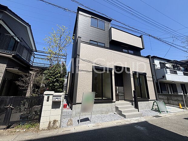 【現地外観写真】たっぷりの陽光と心地よい風が舞い込む住まい