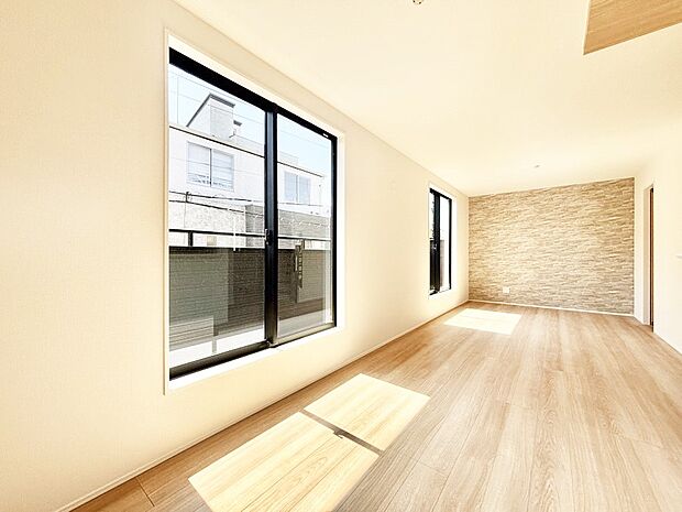 【ダイニング】アクセントクロスがお洒落なダイニング。家族でのんびりくつろげる広々スペース。