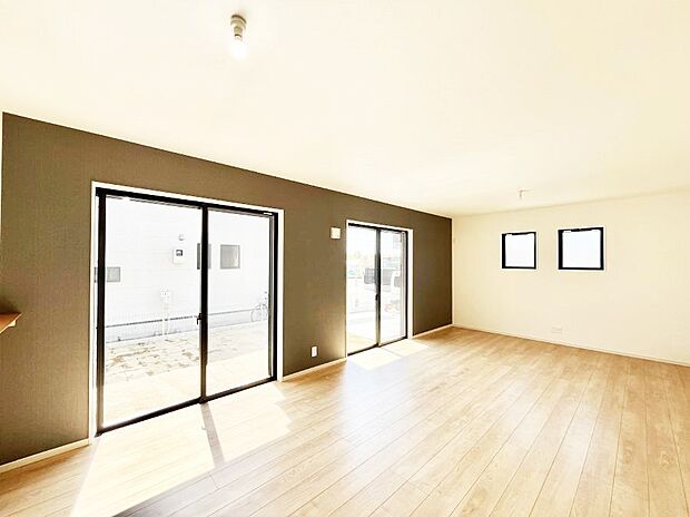 【リビングダイニング】大きな窓からたっぷりの陽光と風を感じられるリビング