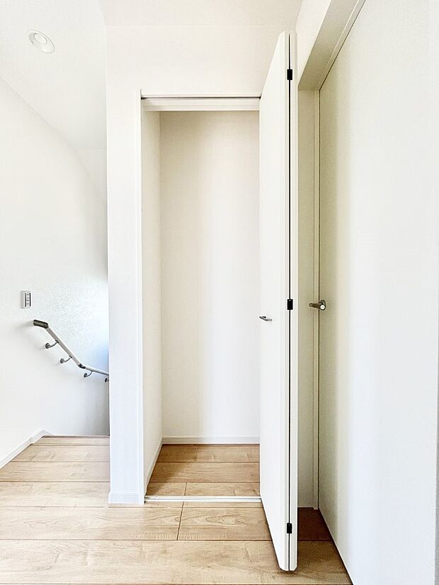 【その他設備(廊下収納)】掃除用具や生活雑貨の保管に便利な廊下収納