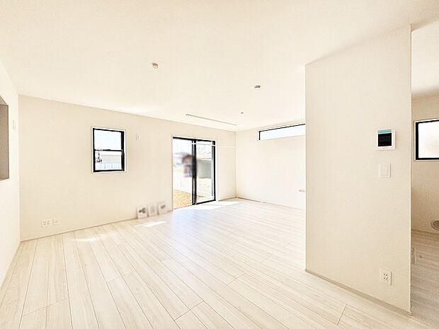 【リビングダイニング】明るい陽光が注ぎ、寛ぎの雰囲気に満たされるリビング・ダイニング。 