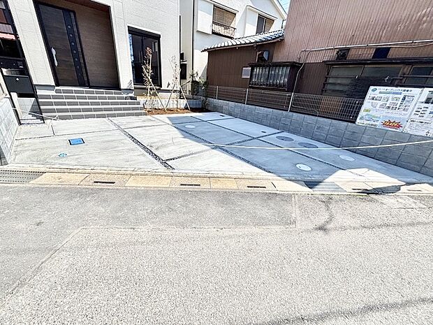 【駐車場】駐車2台可能！急なお客様の駐車に。また、ご家族の自転車スペースとしても大活躍。