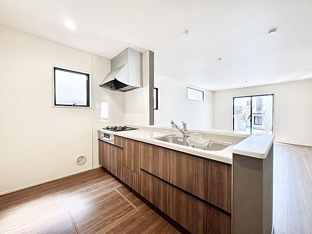 【ダイニングキッチン】爽やかな風が通り抜けるキッチン。窓があるので明るく換気にも役立ちます。