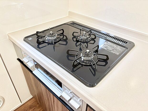 【その他設備(Ｓｉセンサーコンロ)】ガスコンロはＳｉセンサー搭載。火力調節や焦げ付き・消し忘れも防いでくれます。