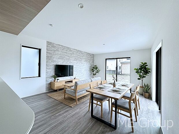 【リビング】ご家族の賑やかな話し声で包まれる明るいリビング ※家具はCGです