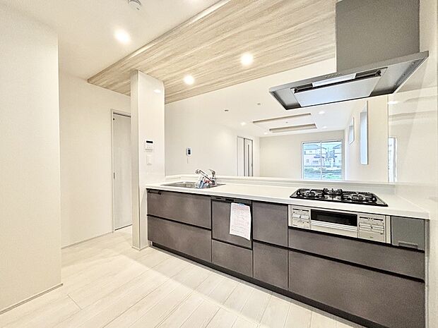 【ダイニングキッチン】料理をしながらでもご家族との会話を楽しめる対面キッチン