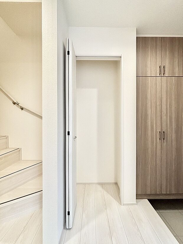 【その他設備(玄関ホール収納)】玄関ホール収納です。掃除道具やお出かけ用グッズの収納に便利です。