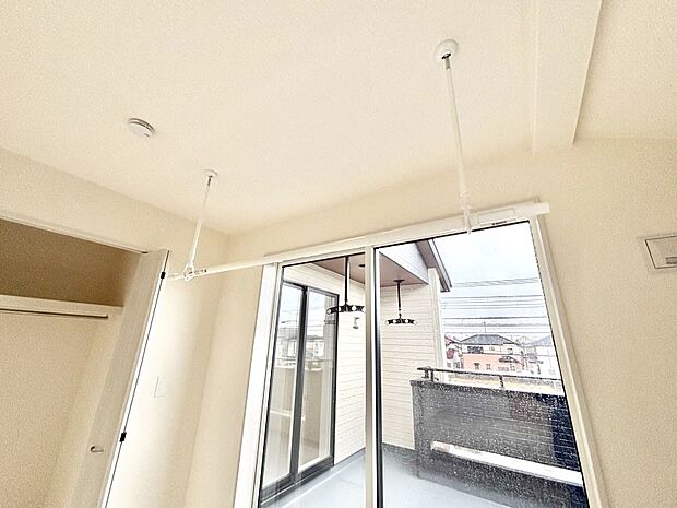 【その他設備(室内物干し)】室内物干しポール。梅雨や花粉の時期に大活躍します。  