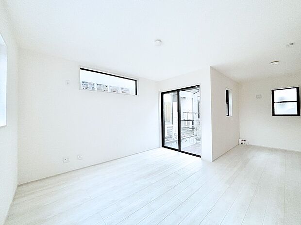 【ダイニング】日当たりの良いリビング。お気に入りのグリーンを飾れば更に心地よさがアップ！