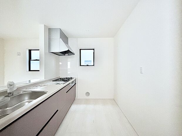 【ダイニングキッチン】爽やかな風が通り抜けるキッチン。窓があるので明るく換気にも役立ちます。