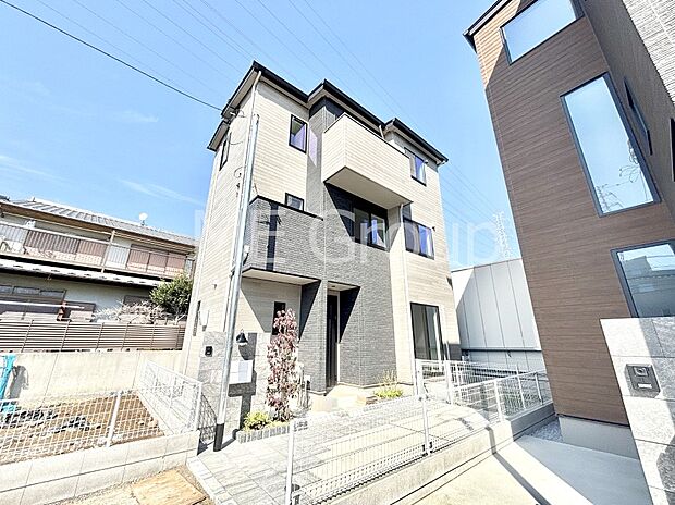 【現地外観写真】暮らしやすさと居心地の良さにこだわったシンプルで飽きのこないデザイン !