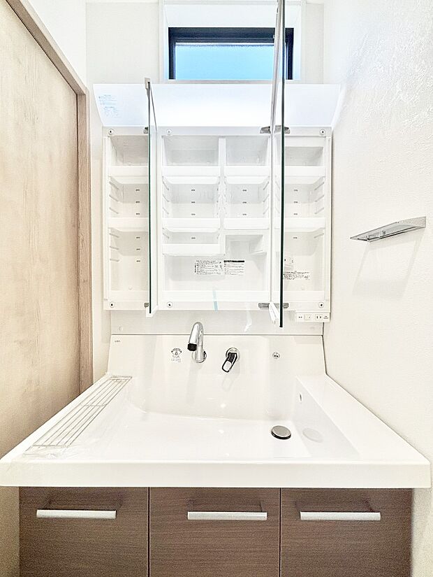 【その他設備(三面鏡裏収納)】三面鏡の裏に、化粧品や衛生用品などを収納可能。洗面台をすっきりと保ちます!
