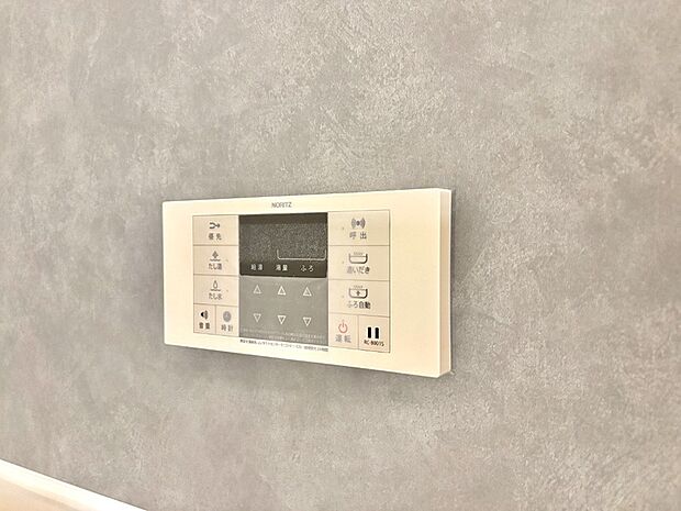 【発電・温水設備(浴室給湯器パネル)】スイッチ1つで一定量の湯を浴槽に張ったり、保温や追い焚きが可能!