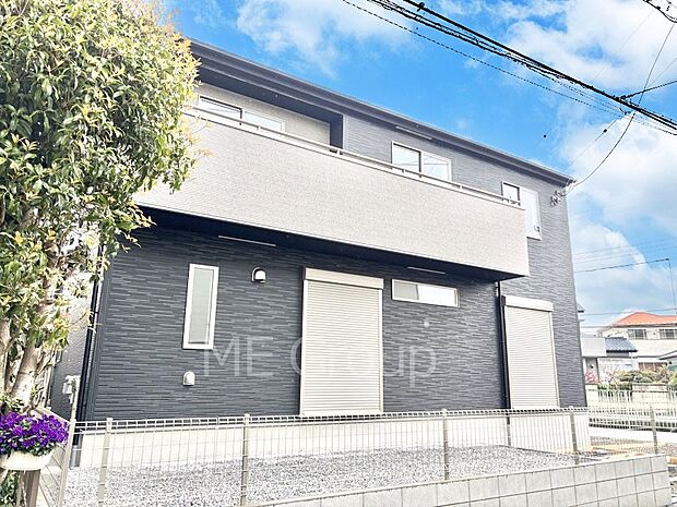 【現地外観写真】洗練された外観、上質な住空間が広がる室内は永く安心して過ごせる住居です。