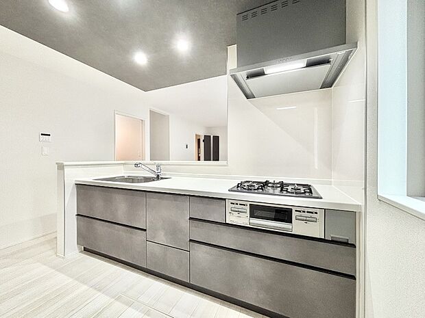 【ダイニングキッチン】料理をしながらでもご家族との会話を楽しめる対面キッチン