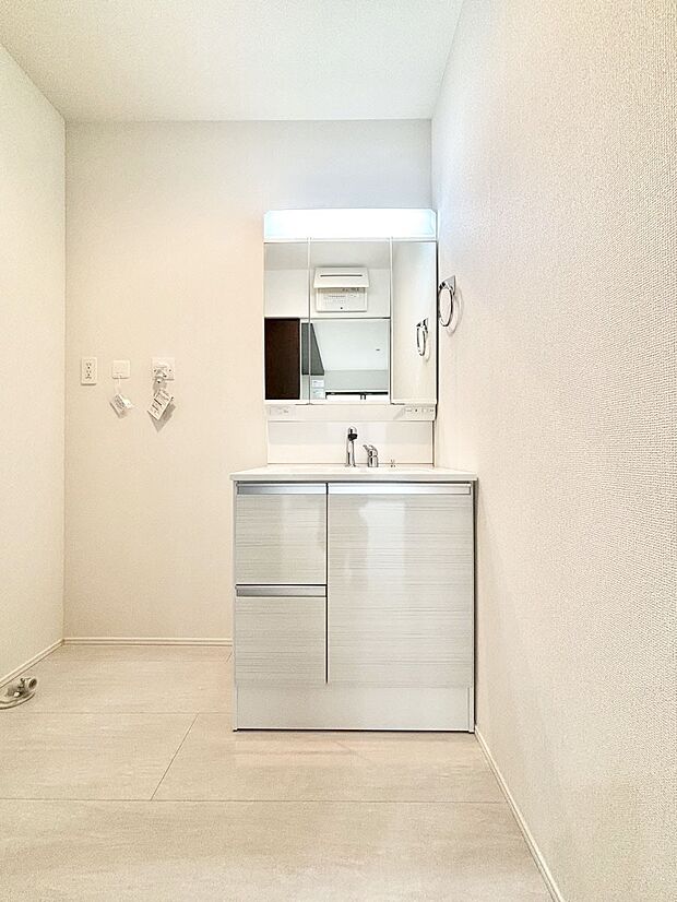 【洗面台・洗面所】大きく見やすい三面鏡で清潔感ある洗面台は、身だしなみチェックや肌のお手入れにおすすめです。