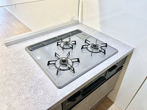 【その他設備(Ｓｉセンサーコンロ)】ガスコンロはＳｉセンサー搭載。火力調節や焦げ付き・消し忘れも防いでくれます。