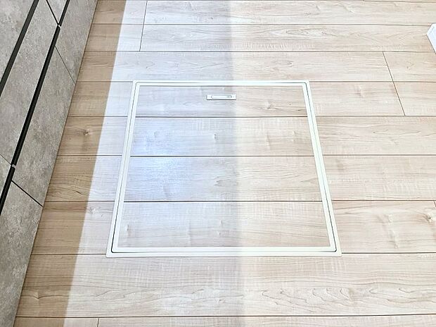 【その他設備(床下収納)】床下収納付き！日用品・非常用品の収納にも大活躍。