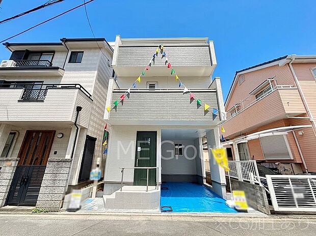 【現地外観写真】洗練された外観、上質な住空間が広がる室内は永く安心して過ごせる住居です。 