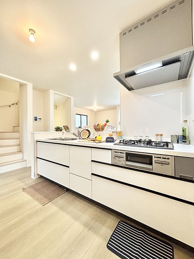 【ダイニングキッチン】料理をしながらでもご家族との会話を楽しめる対面キッチン