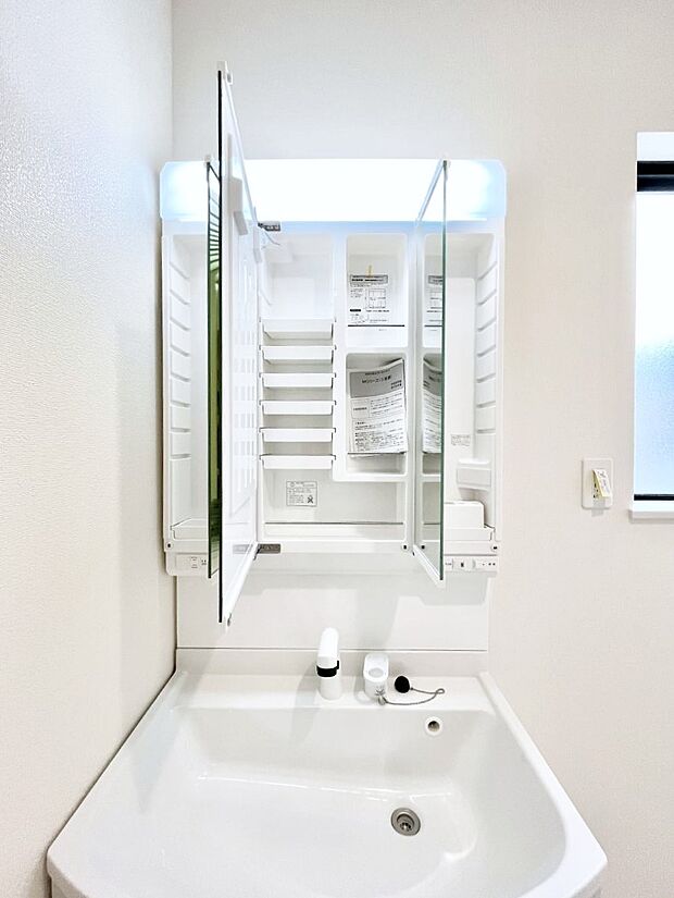 【その他設備(三面鏡裏収納)】三面鏡の裏に、化粧品や衛生用品などを収納可能。洗面台をすっきりと保ちます!