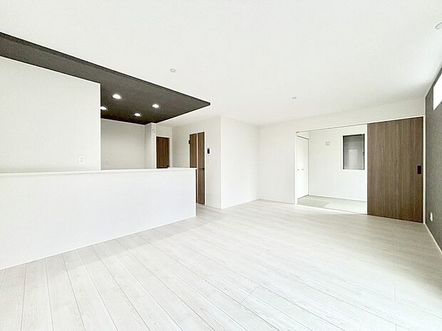 【リビングダイニング】明るい陽光が注ぎ、寛ぎの雰囲気に満たされるリビング・ダイニング。 