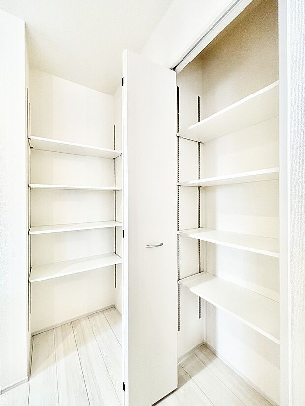 【その他設備(キッチン収納)】キッチン横収納!食材のストックはもちろん、日用品の収納など使い方はいろいろ!