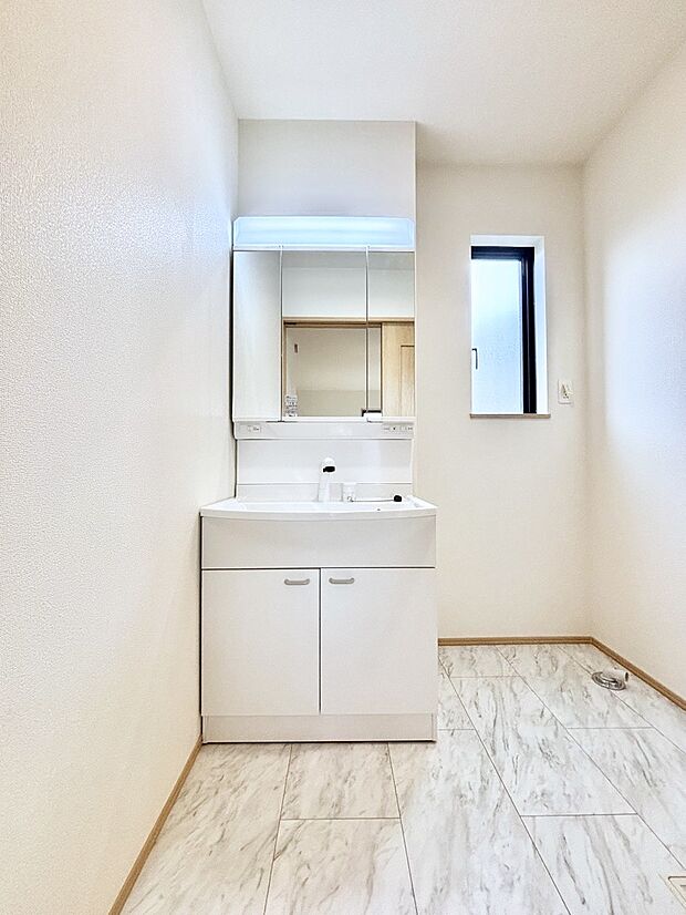 【洗面台・洗面所】大きく見やすい三面鏡で清潔感ある洗面台は、身だしなみチェックや肌のお手入れにおすすめです。