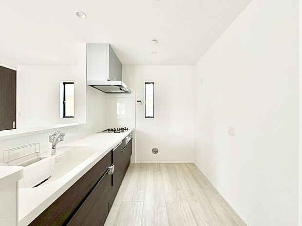 【ダイニングキッチン】爽やかな風が通り抜けるキッチン。窓があるので明るく換気にも役立ちます。