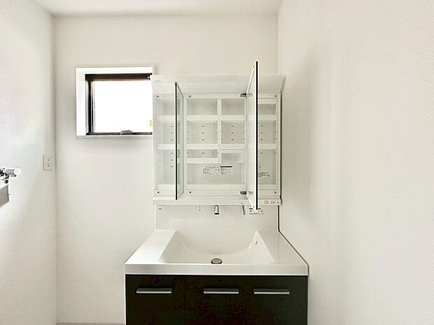 【その他設備(三面鏡裏収納)】三面鏡の裏に、化粧品や衛生用品などを収納可能。洗面台をすっきりと保ちます!
