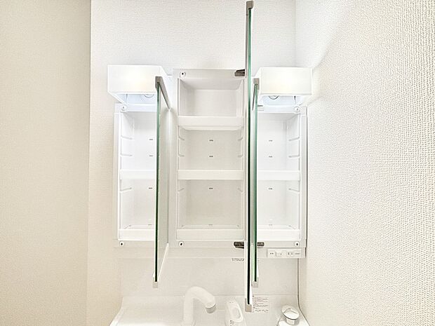 【その他設備(三面鏡裏収納)】三面鏡の裏に、化粧品や衛生用品などを収納可能。洗面台をすっきりと保ちます!
