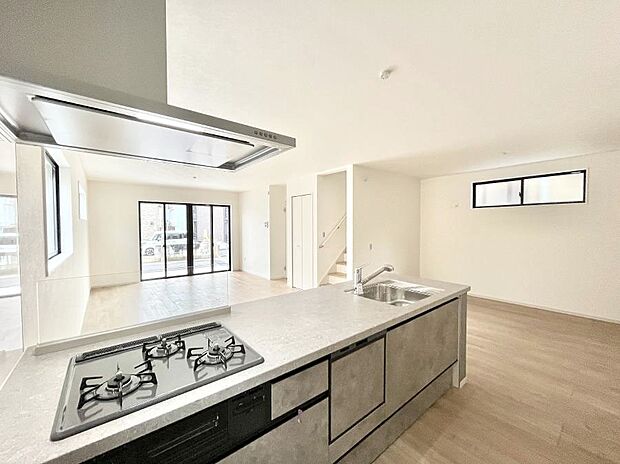 【ダイニングキッチン】料理をしながらでもご家族との会話を楽しめる対面キッチン