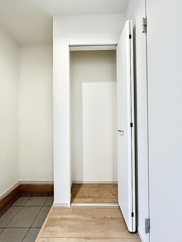 【その他設備(玄関ホール収納)】玄関ホール収納です。掃除道具やお出かけ用グッズの収納に便利です。