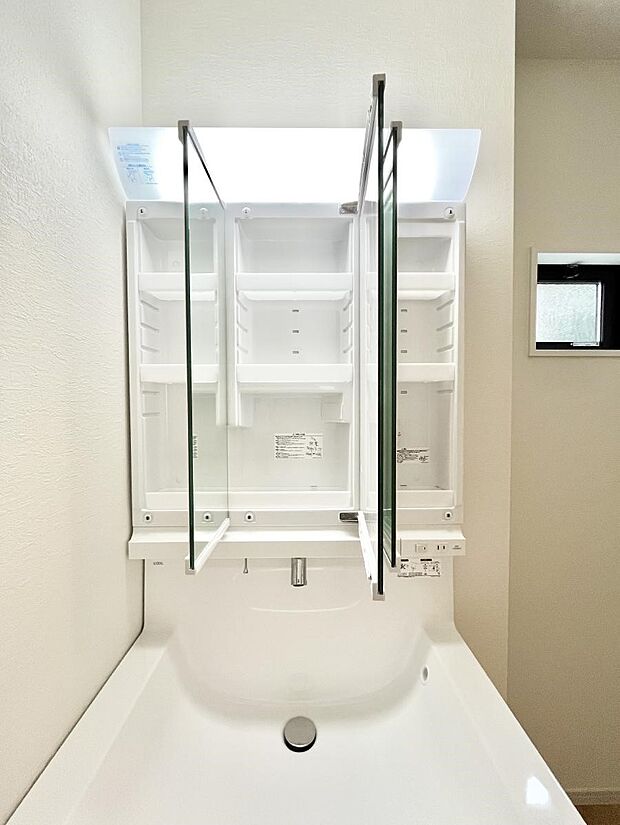 【その他設備(三面鏡裏収納)】三面鏡の裏に、化粧品や衛生用品などを収納可能。洗面台をすっきりと保ちます！