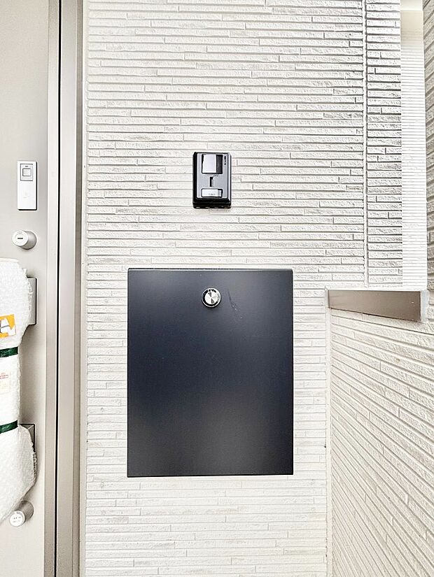 【その他現地】シンプルデザインのポスト。