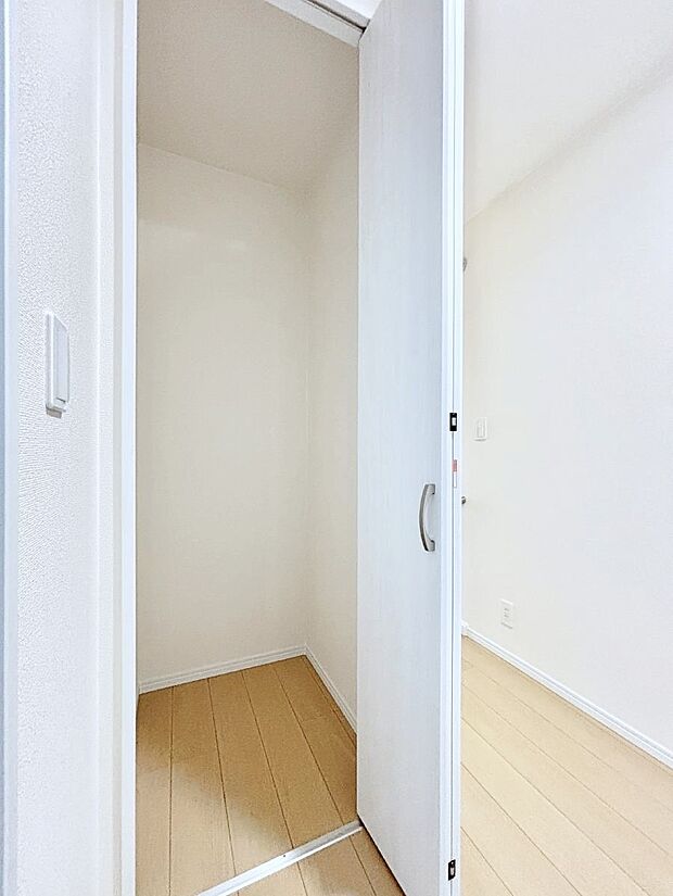 【その他設備(廊下収納)】廊下収納。掃除道具や季節の小物を収納することができます。