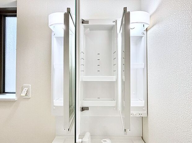 【その他設備(三面鏡裏収納)】三面鏡の裏に、化粧品や衛生用品などを収納可能。洗面台をすっきりと保ちます！