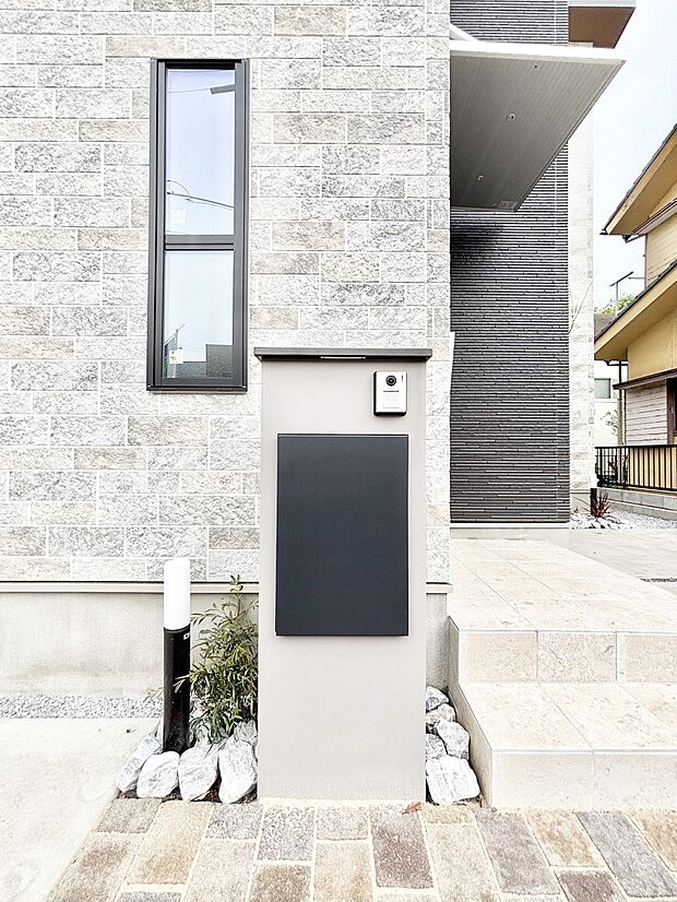 【その他現地】シンプルデザインのポスト。