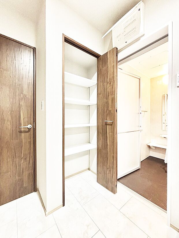 【その他設備(洗面室収納)】洗面室にも収納スペースがあって便利です!