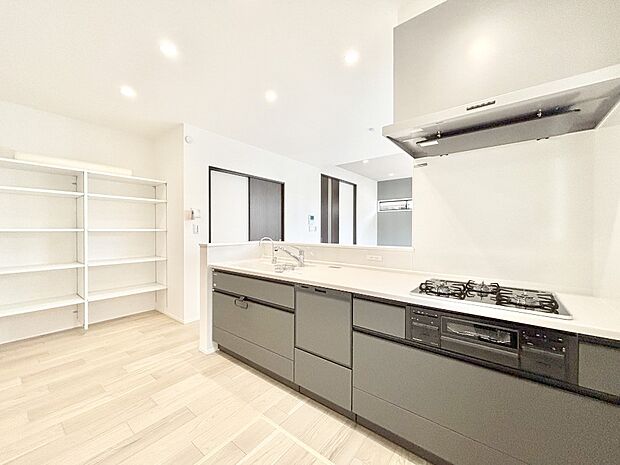 【ダイニングキッチン】ゆとりあるキッチンではご家族と楽しくお料理ができます。