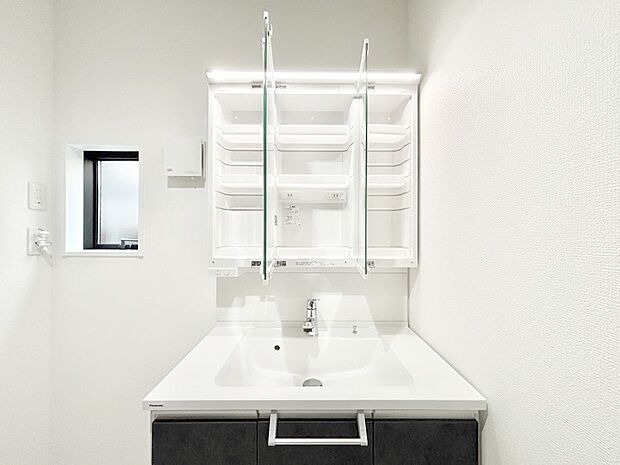 【その他設備(三面鏡裏収納)】三面鏡の裏に、化粧品や衛生用品などを収納可能。洗面台をすっきりと保ちます!