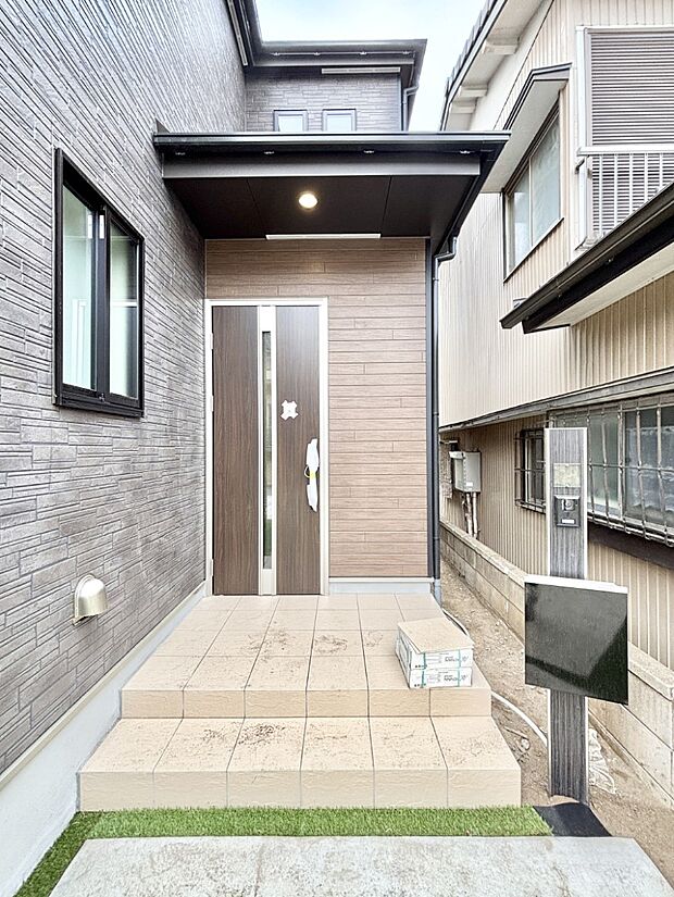 【玄関】大切な家族、来客を出迎える玄関。