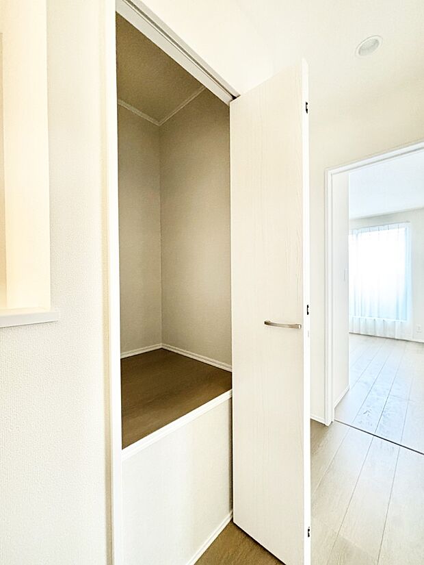 【その他設備(廊下収納)】廊下収納。掃除道具や季節の小物を収納することができます。