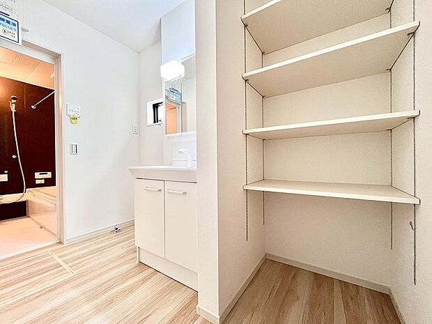 【その他設備(リネンスペース)】便利なリネン庫で、スッキリした使いやすい洗面室に  