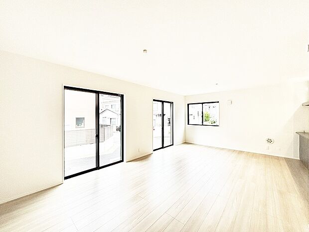 【ダイニング】明るい陽光が注ぎ、寛ぎの雰囲気に満たされるダイニング。   