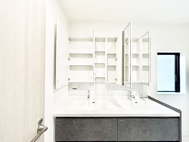 【その他設備(三面鏡裏収納)】三面鏡の裏に、化粧品や衛生用品などを収納可能。洗面台をすっきりと保ちます！